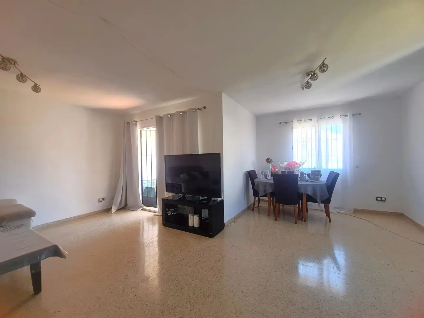 Sala d'estar de Casa adosada en venda en Estepona amb Aire condicionat, Jardí privat i Terrassa