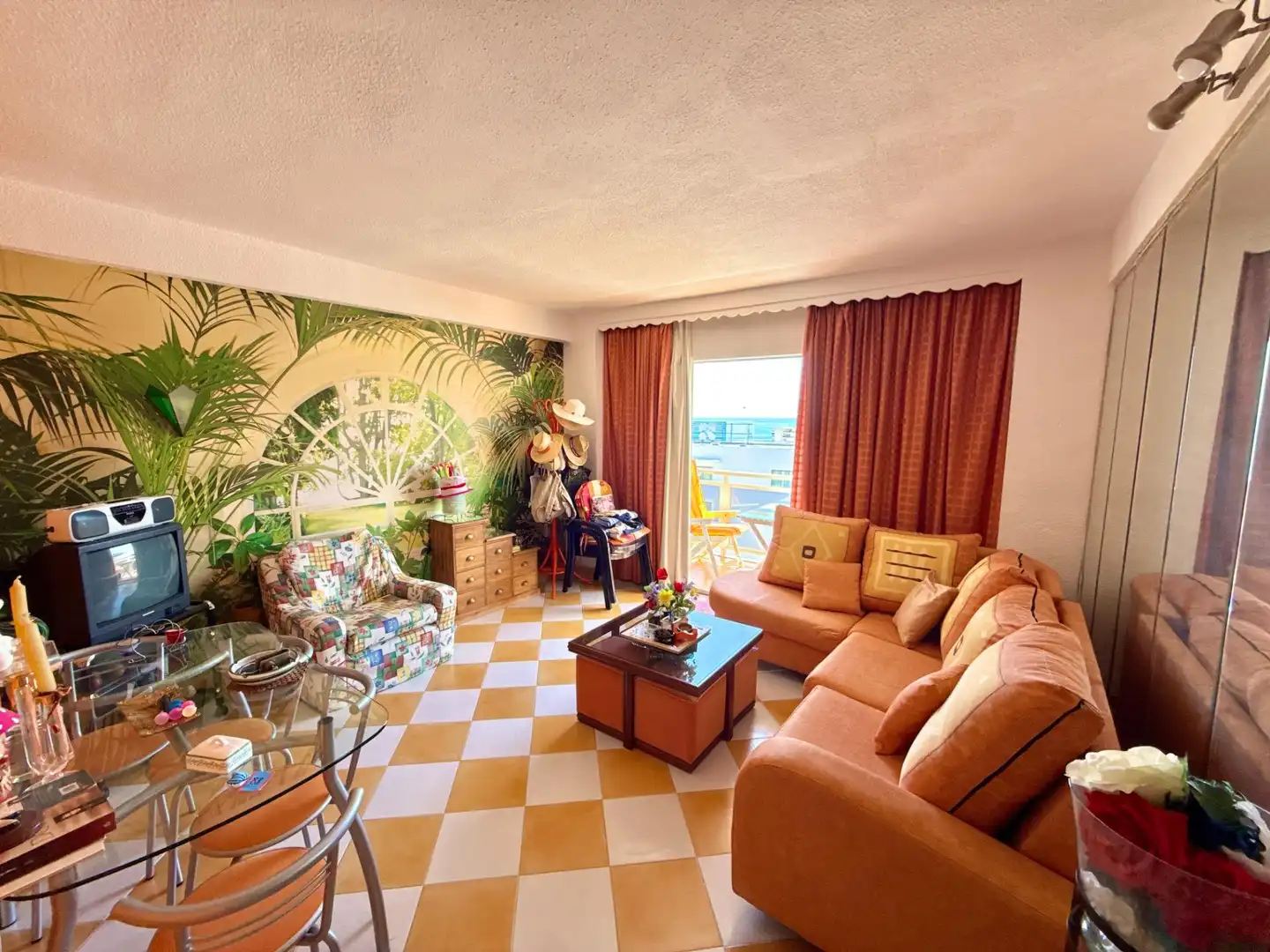 Sala de estar de Apartamento en venta en Torremolinos con Terraza, Amueblado y Piscina comunitaria