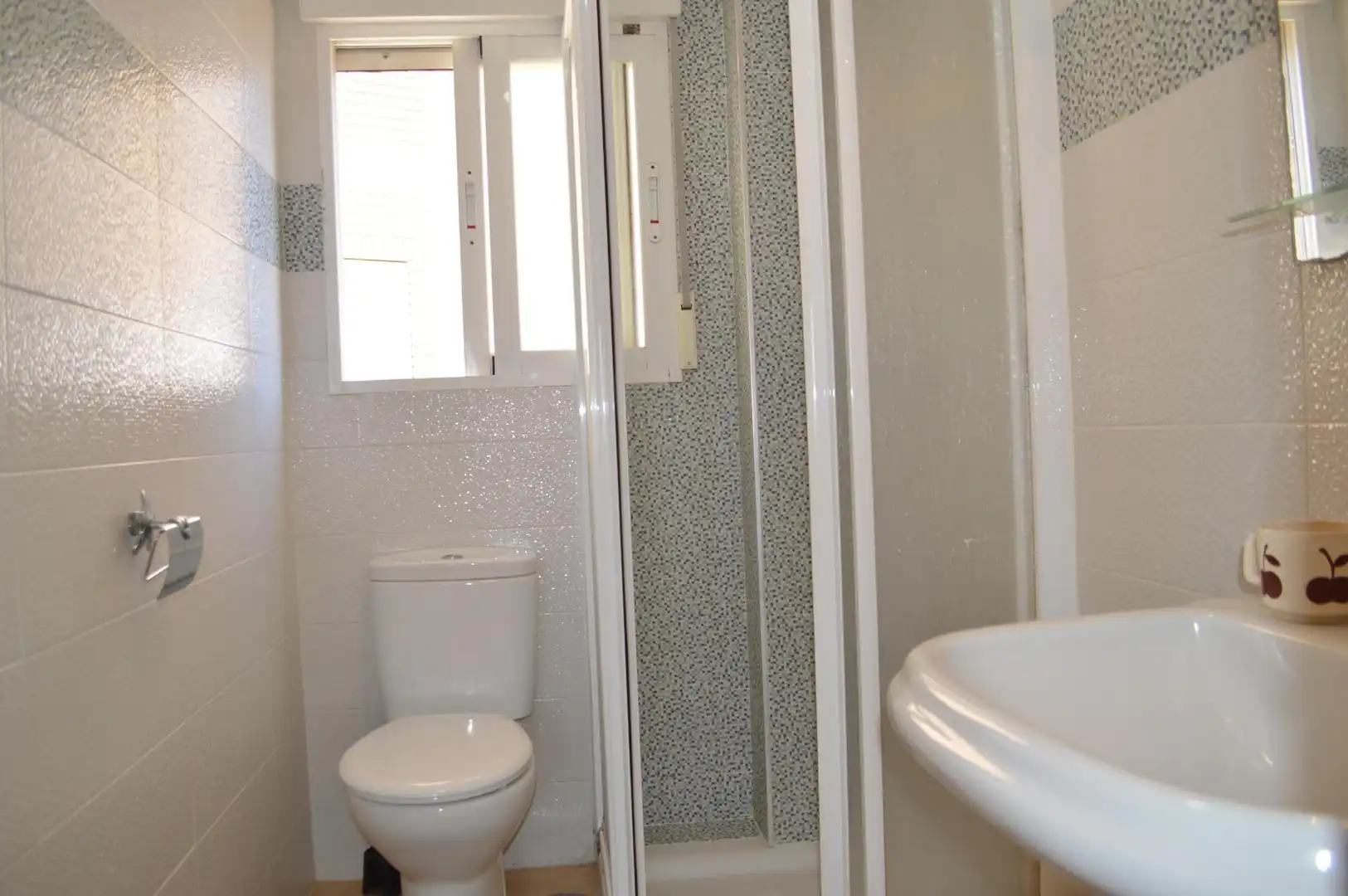 Bathroom of Flat for rent in Granada  with Air Conditioner, Furnished and Balcony