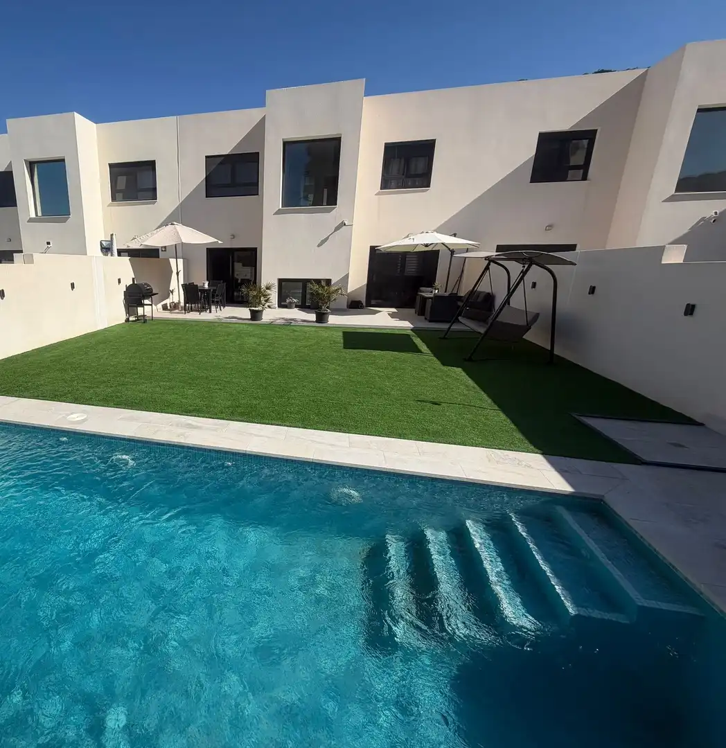 Piscina de Casa adosada en venda en El Ejido amb Aire condicionat, Jardí privat i Terrassa