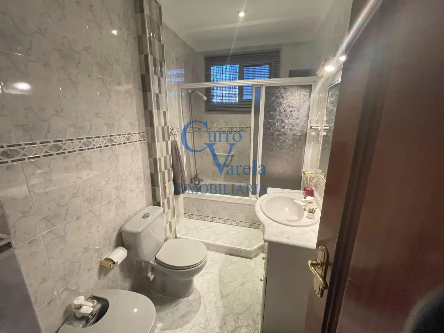 Bathroom of Flat for sale in Sevilla  with Air Conditioner, Heating and Terrace