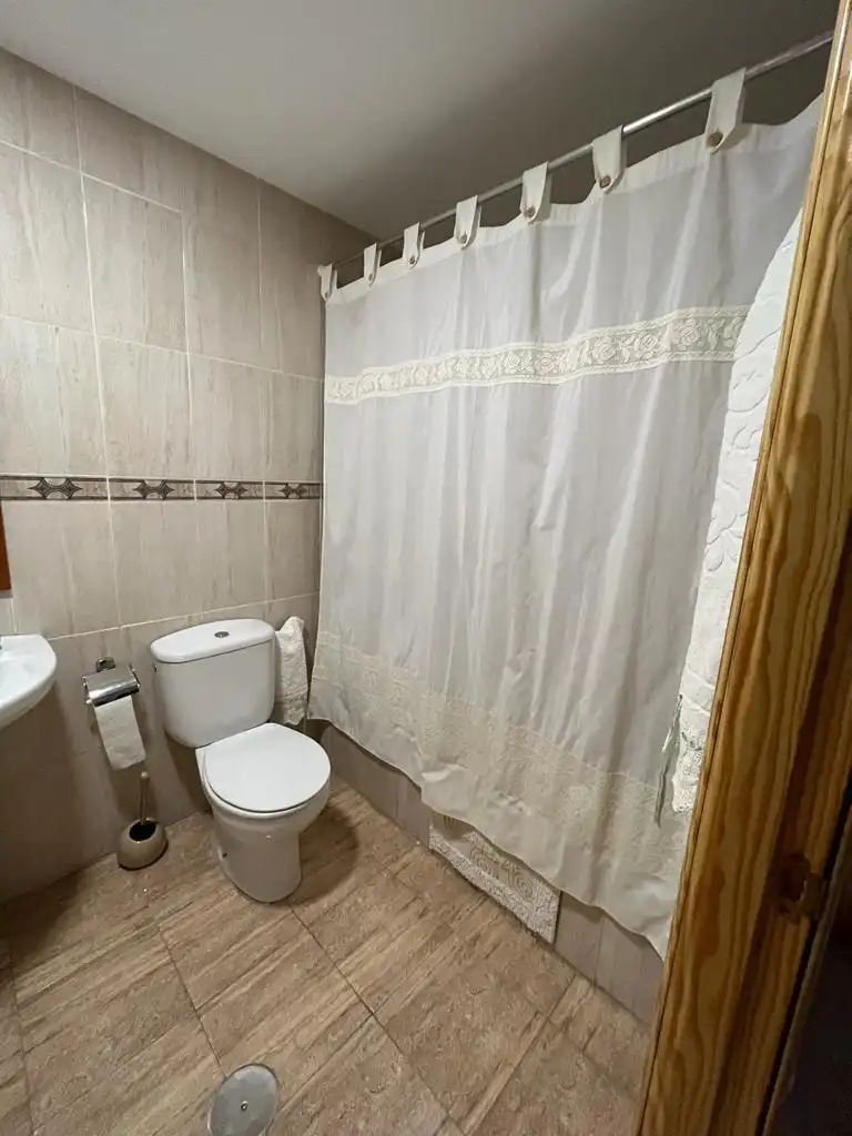 Baño de Piso en venta en Roquetas de Mar con Aire acondicionado, Terraza y Amueblado