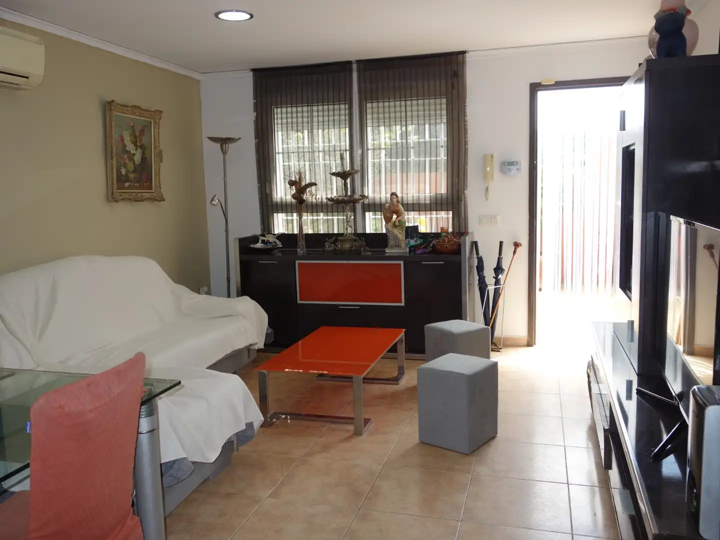 Sala d'estar de Casa adosada en venda en Almazora / Almassora amb Aire condicionat, Calefacció i Jardí privat