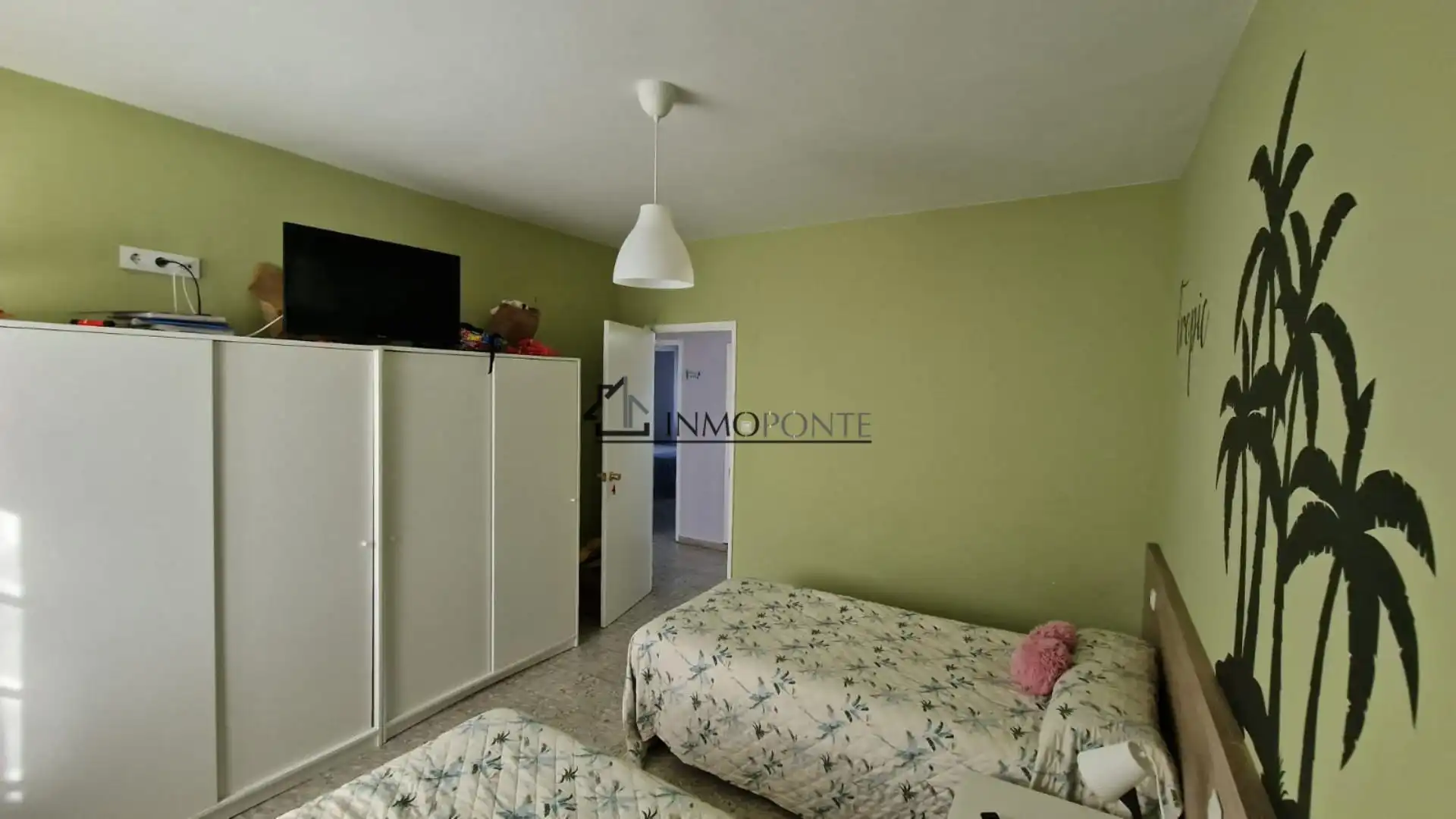 Dormitori de Casa o xalet en venda en Pontevedra Capital  amb Jardí privat