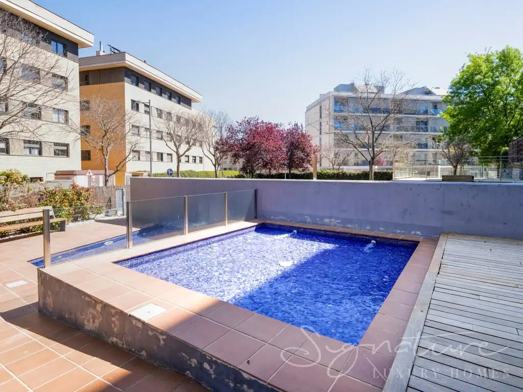 Piscina de Planta baixa en venda en Sant Cugat del Vallès amb Aire condicionat, Jardí privat i Piscina