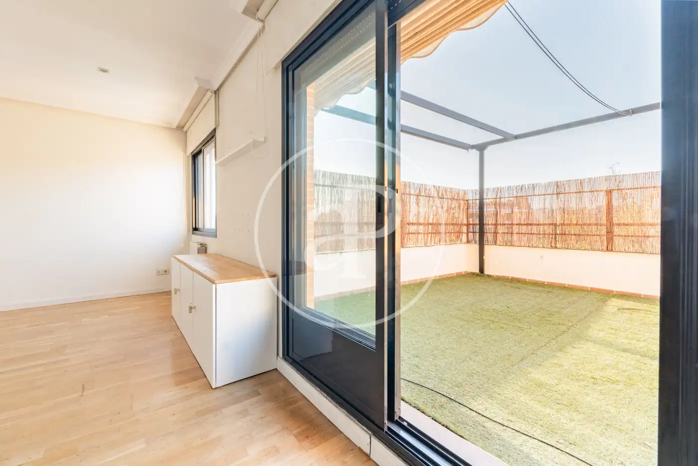 Terrasse von Wohnung zum Verkauf in La Moraleja mit Klimaanlage, Heizung und Privatgarten