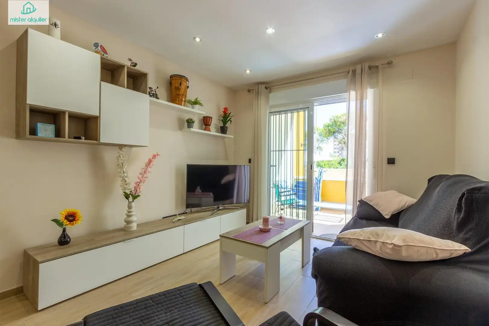 Sala de estar de Planta baja de alquiler en El Campello con Aire acondicionado, Calefacción y Jardín privado