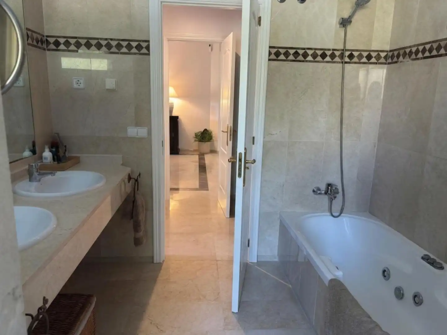 Bany de Apartament de lloguer en Marbella amb Calefacció, Jardí privat i Terrassa