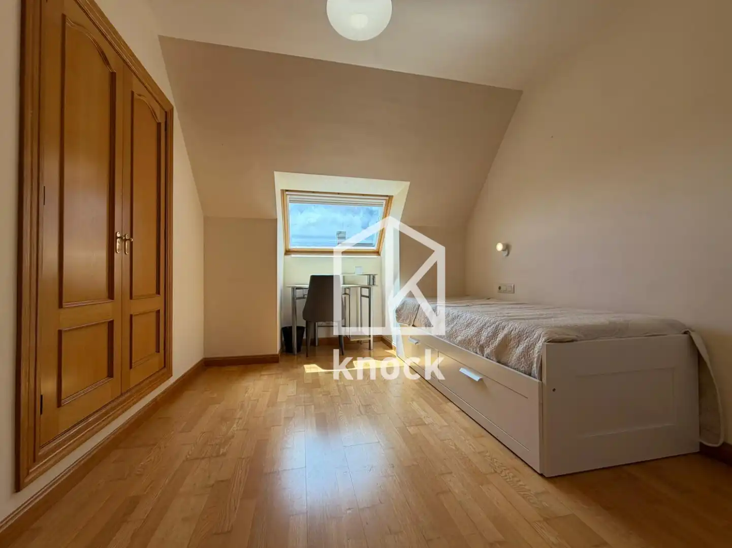 Habitación de Piso en venta en Oviedo  con Calefacción, Jardín privado y Trastero