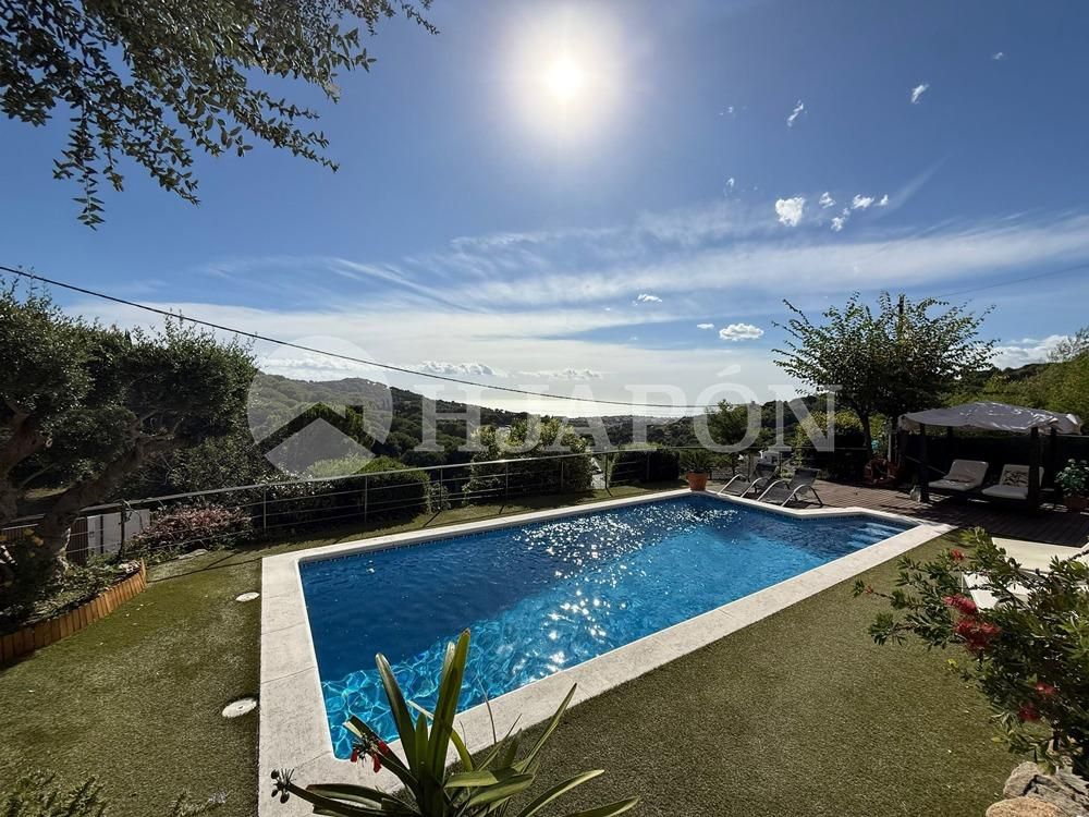 Piscina de Casa o xalet en venda en Alella amb Calefacció, Jardí privat i Terrassa