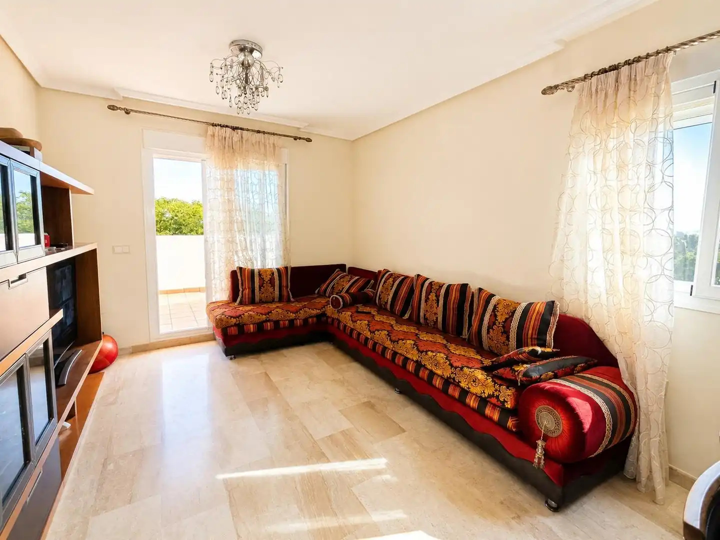 Sala d'estar de Pis en venda en Benalmádena amb Aire condicionat, Jardí privat i Terrassa