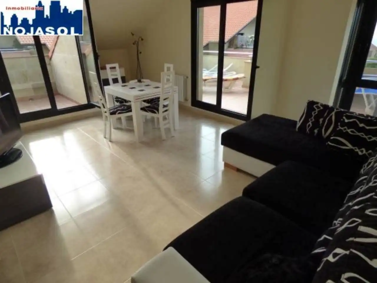 Sala d'estar de Àtic de lloguer en Noja amb Calefacció, Terrassa i Moblat