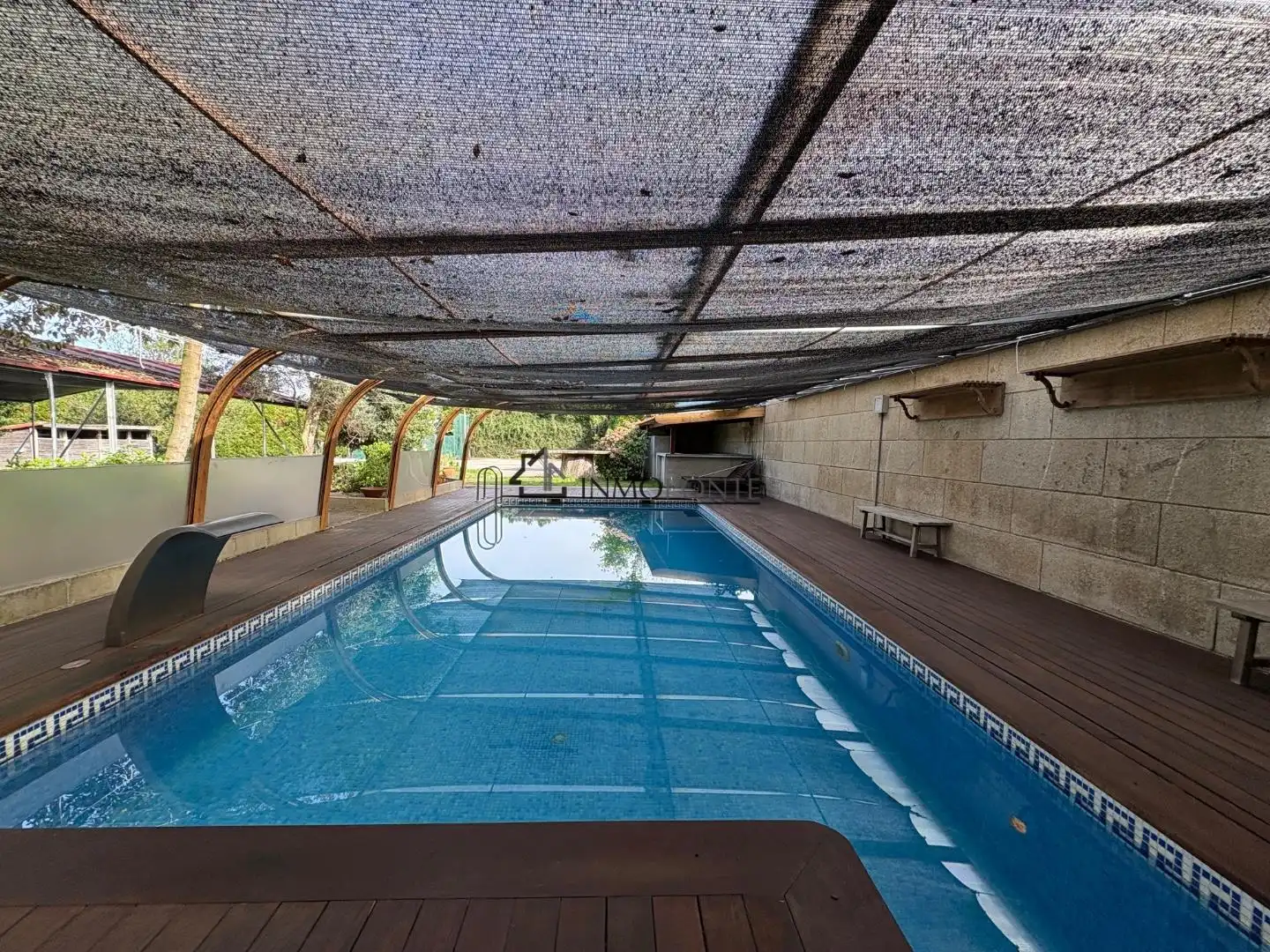 Piscina de Casa o xalet en venda en Pontevedra Capital  amb Jardí privat