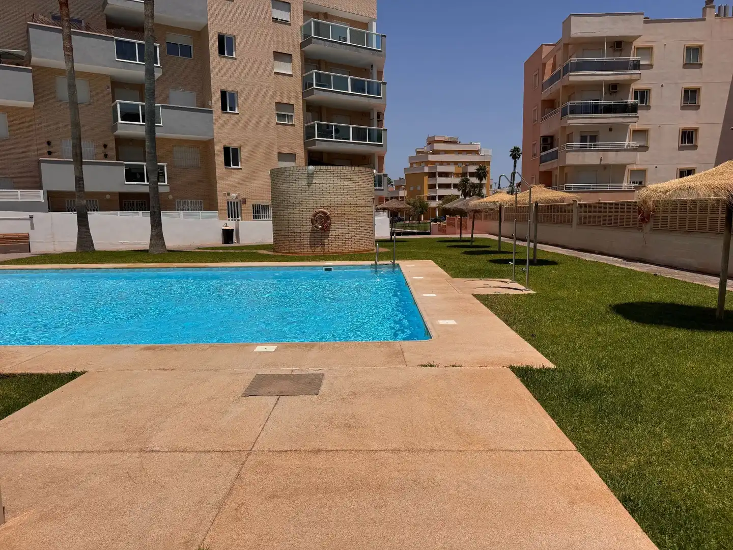 Piscina de Apartament en venda en Roquetas de Mar amb Aire condicionat, Terrassa i Moblat