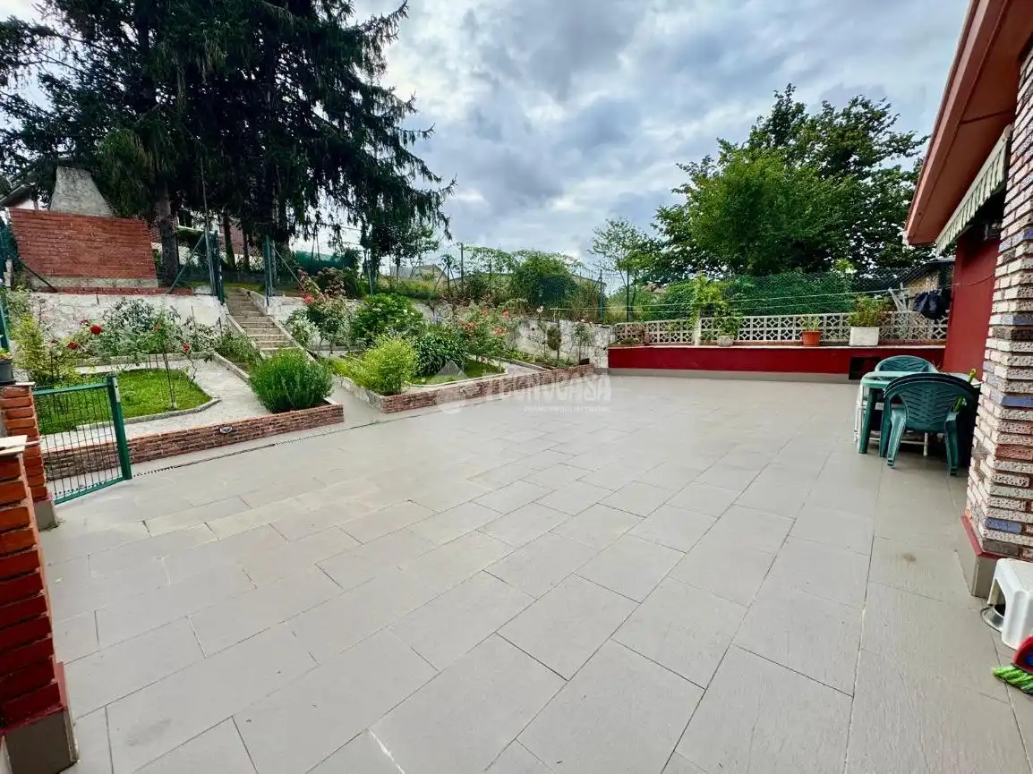 Terrassa de Casa o xalet en venda en El Astillero   amb Calefacció, Parquet i Terrassa