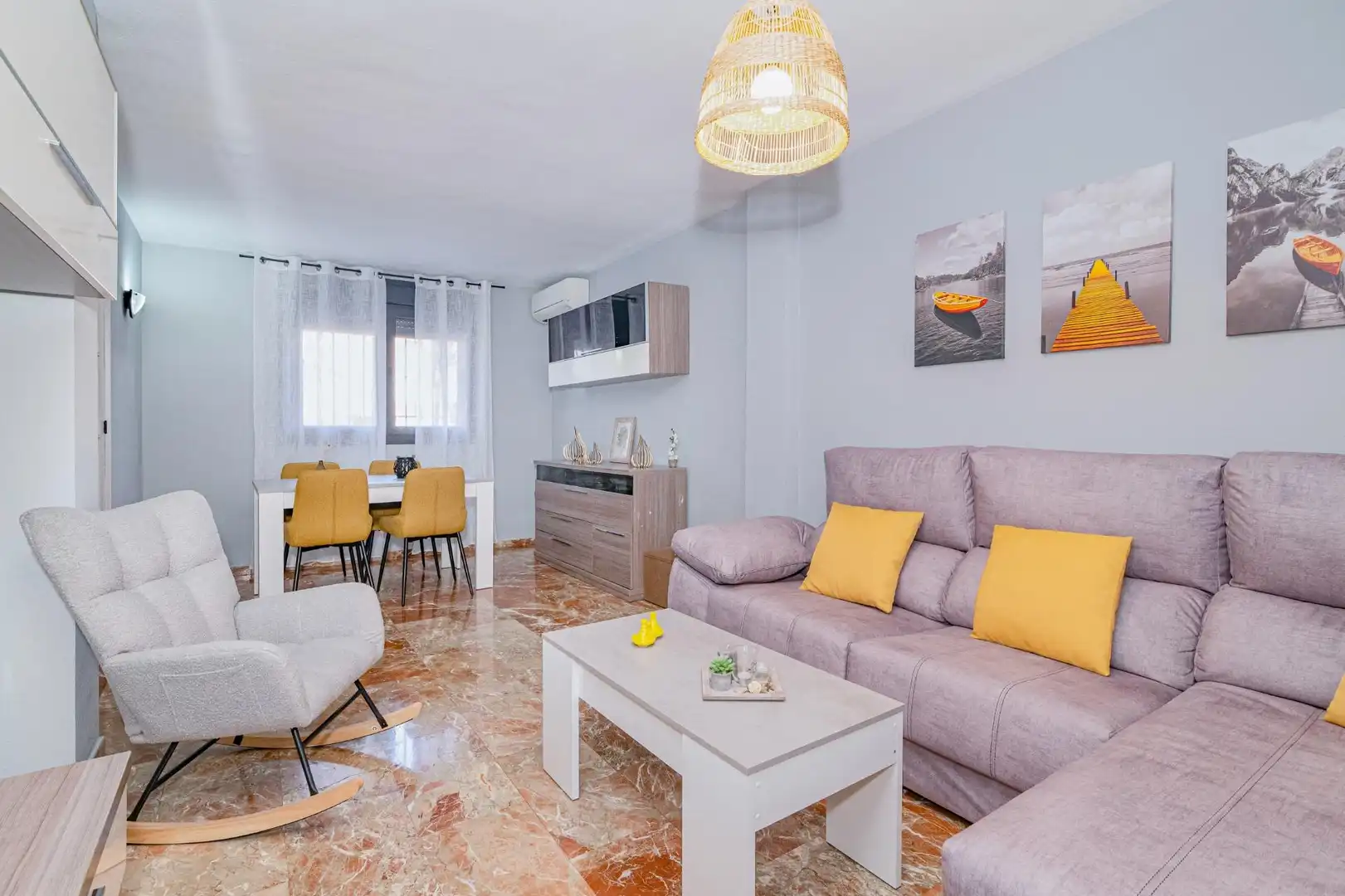 Sala d'estar de Casa adosada en venda en Las Gabias amb Aire condicionat, Terrassa i Moblat