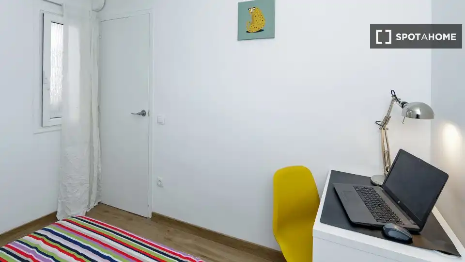 Dormitori de Pis de lloguer en L'Hospitalet de Llobregat amb Aire condicionat, Calefacció i Moblat