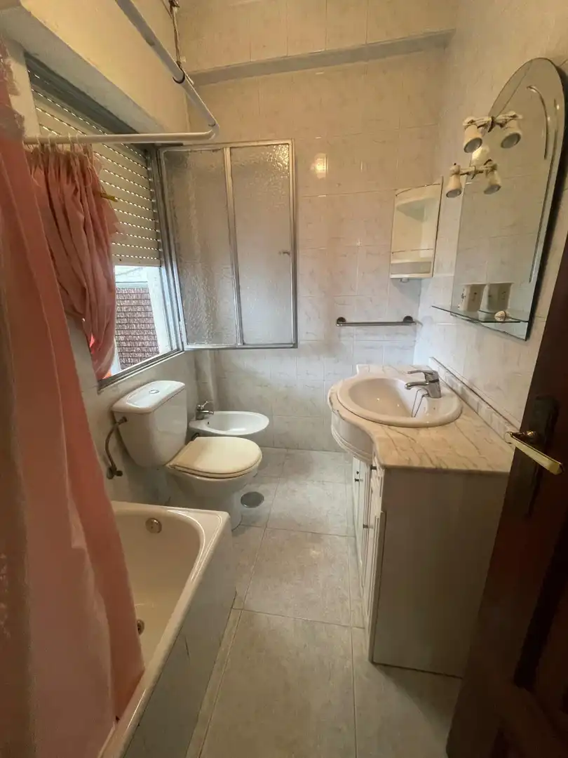Badezimmer von Einfamilien-Reihenhaus zum Verkauf in Ponferrada mit Heizung und Terrasse