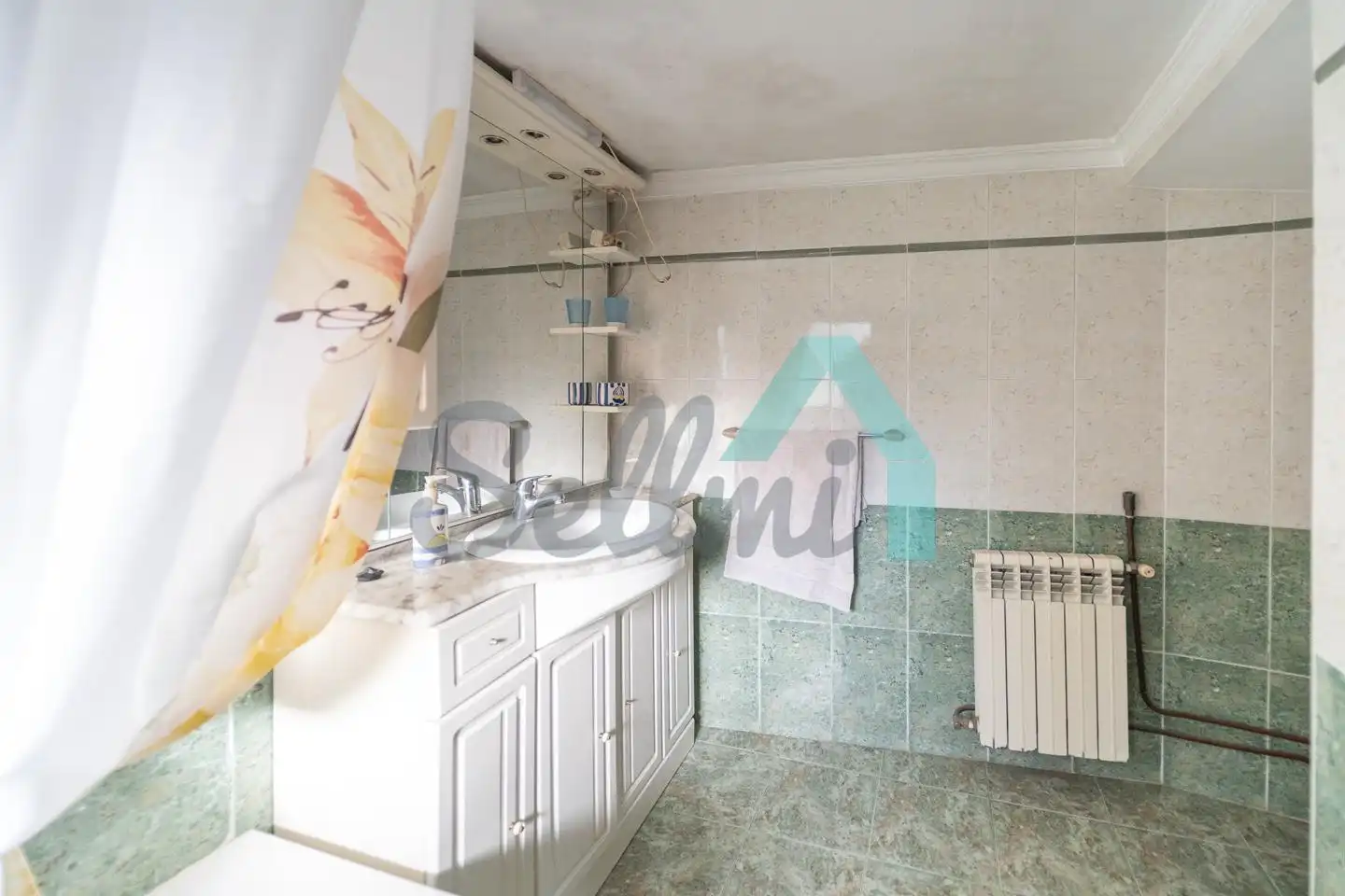 Bany de Casa o xalet en venda en Oviedo  amb Calefacció, Jardí privat i Terrassa