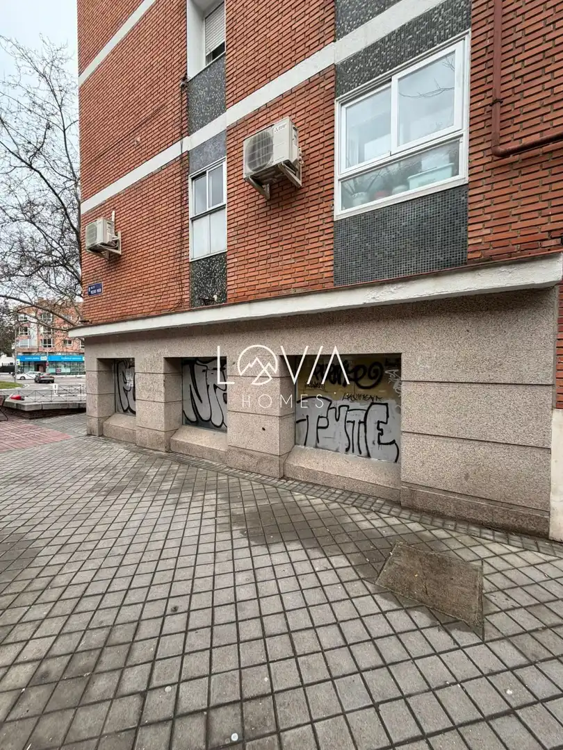 Vista exterior de Local en venda en Madrid