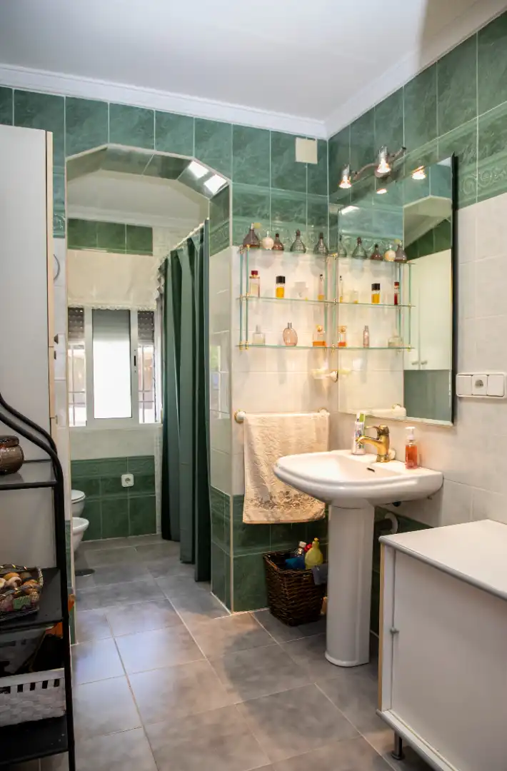 Baño de Casa o chalet en venta en Castilleja de la Cuesta con Aire acondicionado, Calefacción y Jardín privado