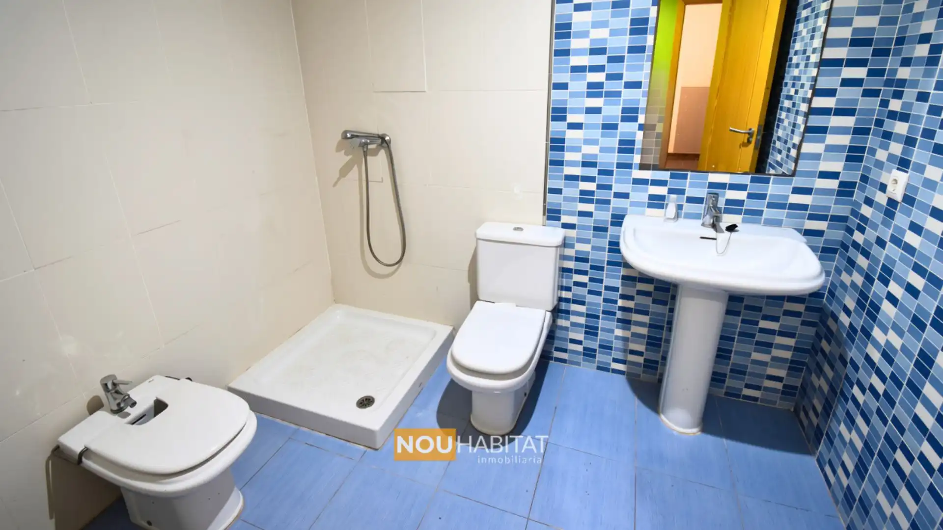 Bathroom of Flat for sale in Montroi / Montroy  with Heating and Storage room