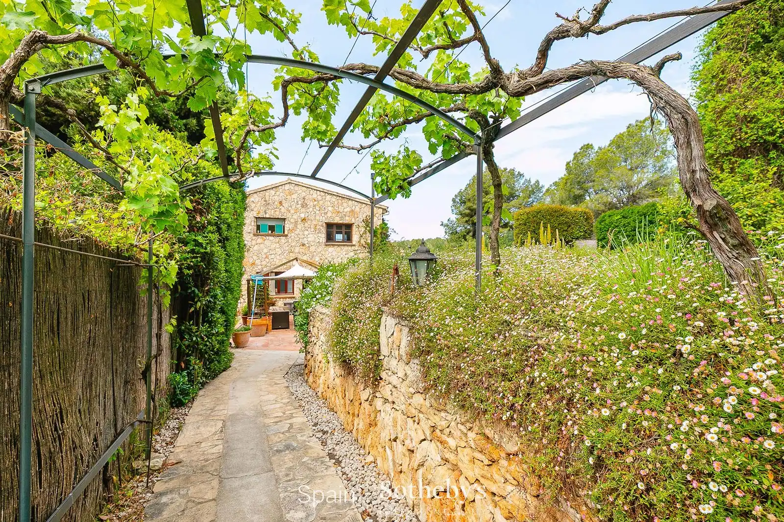 Vista exterior de Finca rústica en venda en Sant Pere de Ribes amb Aire condicionat, Calefacció i Jardí privat