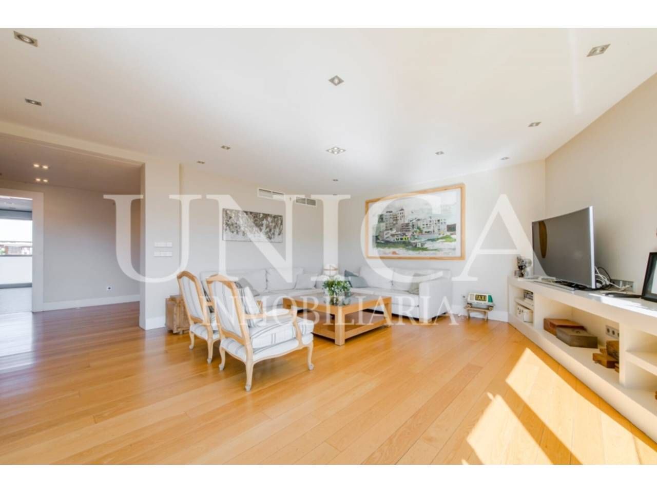 Living room of Flat for sale in  Madrid Capital  with Air Conditioner, Parquet flooring and Storage room