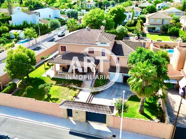 House with pool for sale in 105
