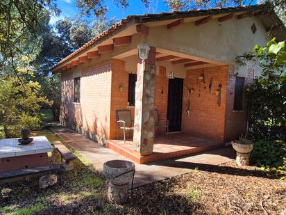 Vista exterior de Casa o xalet en venda en Badajoz Capital amb Jardí privat, Terrassa i Piscina