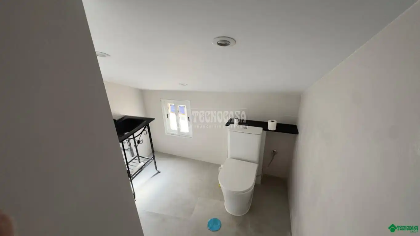 Baño de Casa adosada en venta en Villarrubio con Calefacción, Amueblado y Alarma