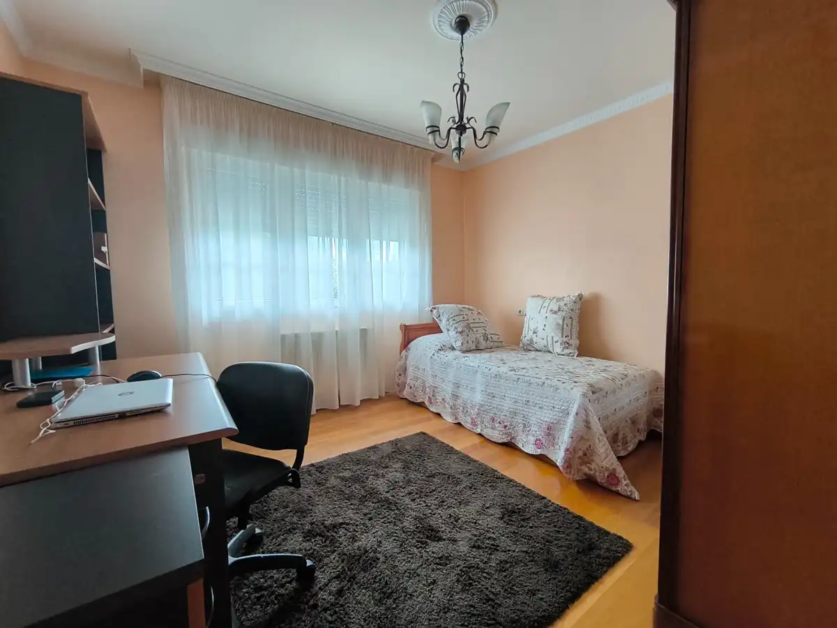 Habitación de Casa o chalet en venta en Vilagarcía de Arousa con Calefacción, Jardín privado y Parquet