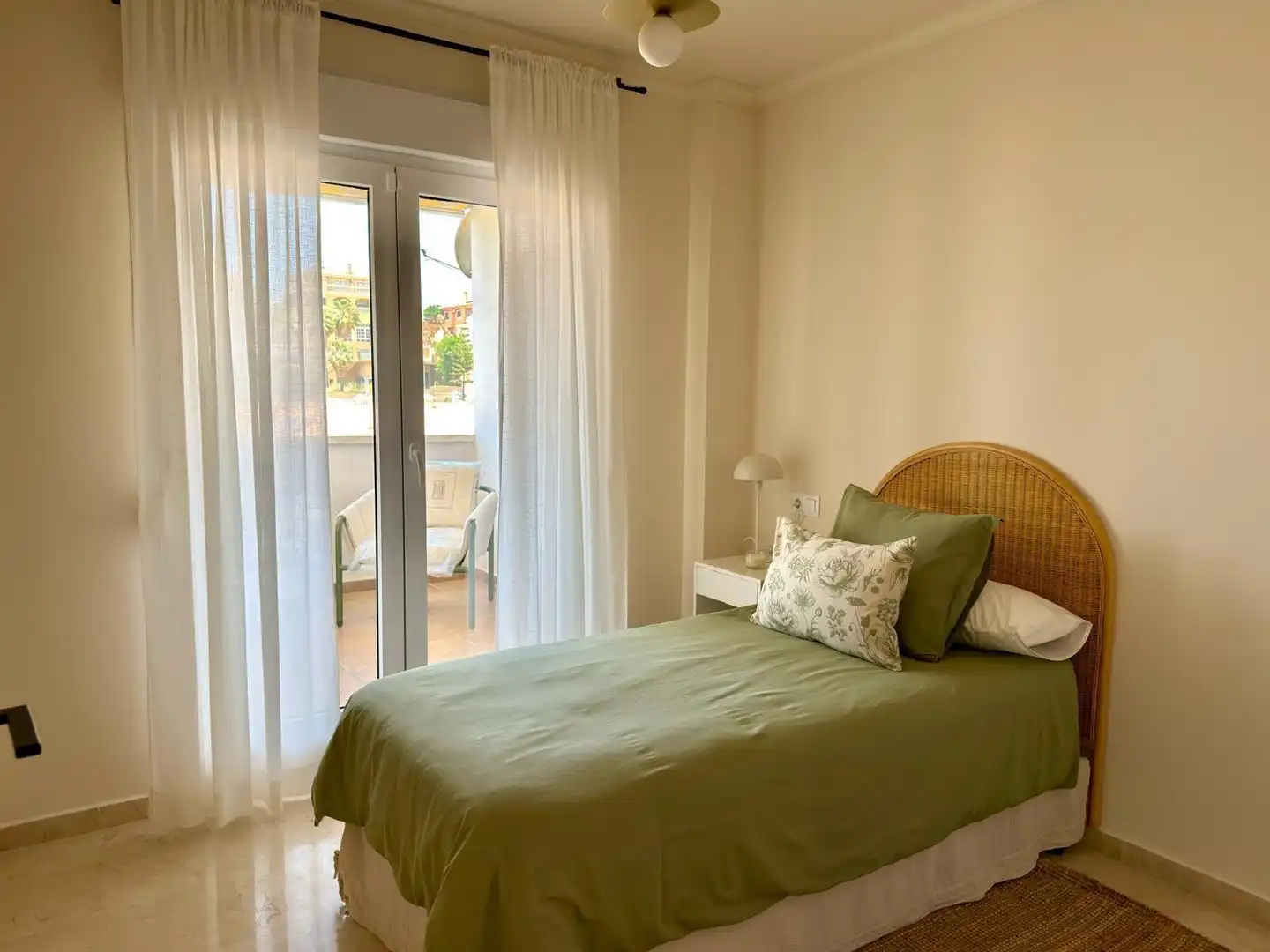 Schlafzimmer von Erdgeschoss zum Verkauf in Rincón de la Victoria mit Klimaanlage, Privatgarten und Terrasse