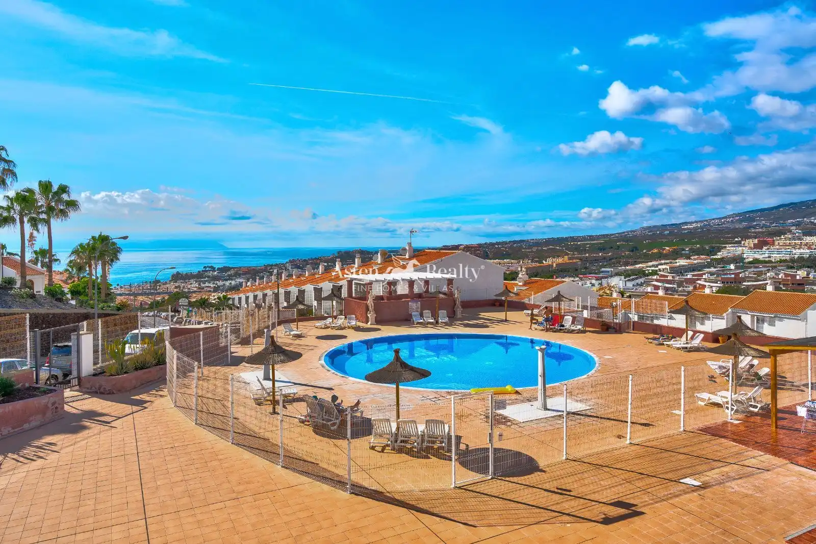 Vista exterior de Àtic en venda en Adeje amb Aire condicionat, Terrassa i Piscina