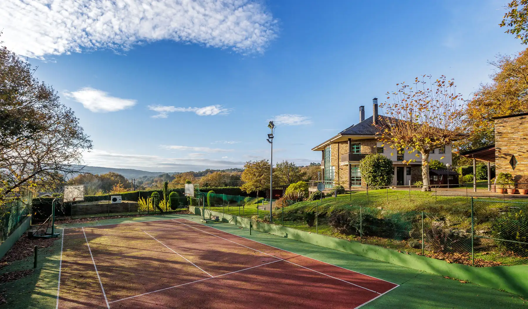 Vista exterior de Casa o xalet en venda en Lugo amb Piscina i Moblat