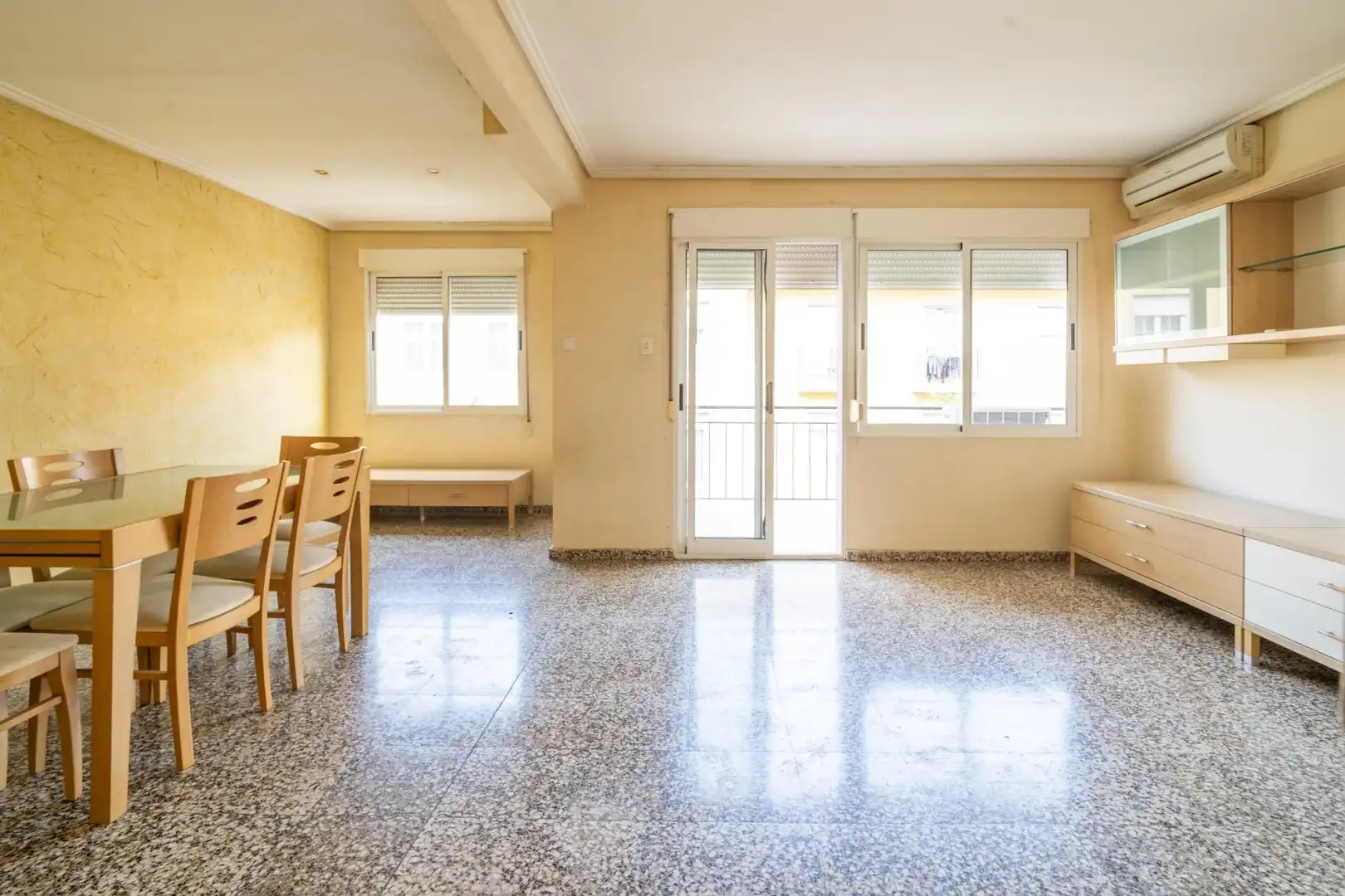 Außenansicht von Wohnung zum Verkauf in Cheste mit Klimaanlage und Balkon