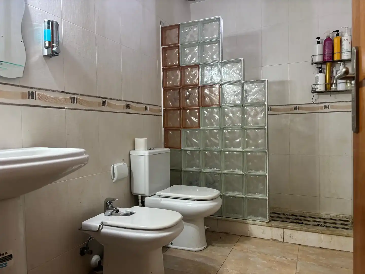 Badezimmer von Wohnungen zum Verkauf in Mataró mit Klimaanlage und Balkon