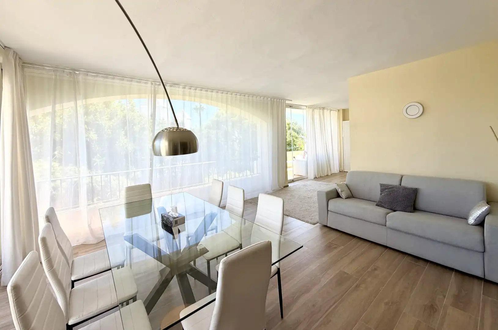 Sala d'estar de Apartament de lloguer en Marbella amb Aire condicionat, Terrassa i Piscina