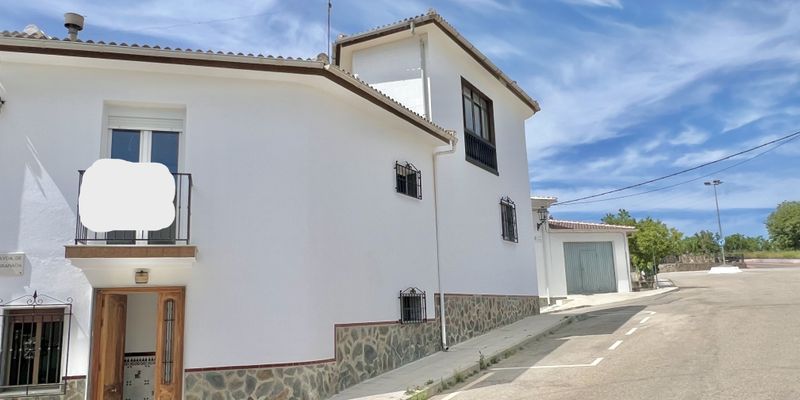 Vista exterior de Casa adosada en venda en Loja amb Terrassa i Balcó