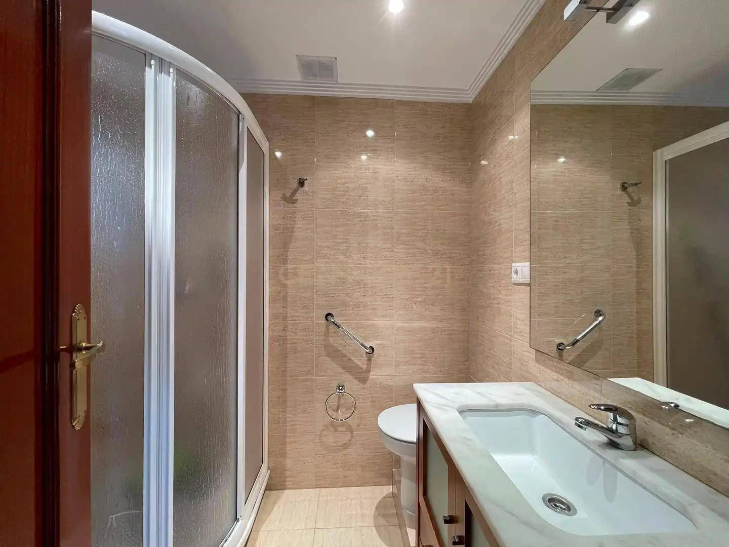 Bathroom of Apartments for rent in Granada  with Air Conditioner, Washing machine and Balcony