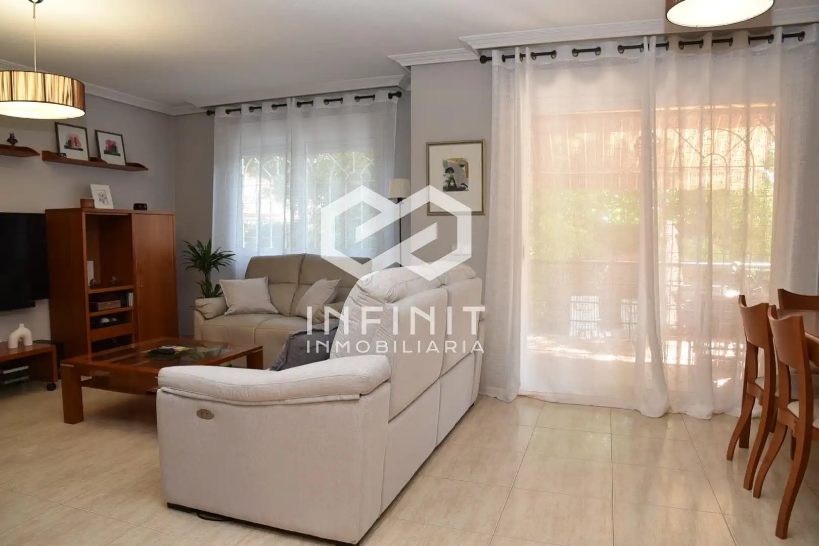 Sala d'estar de Casa adosada en venda en Alcalá de Henares amb Aire condicionat, Calefacció i Jardí privat