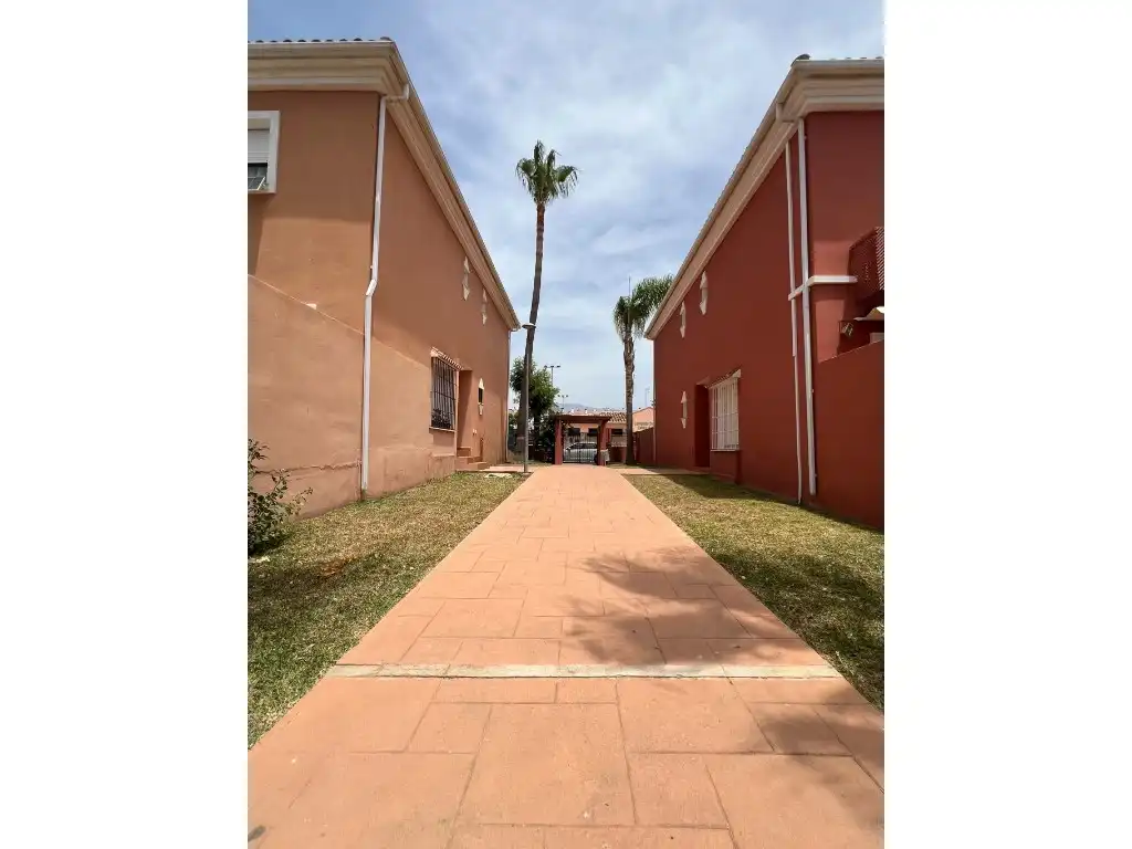 Vista exterior de Casa o chalet de alquiler en Vélez-Málaga con Terraza, Piscina y Piscina comunitaria