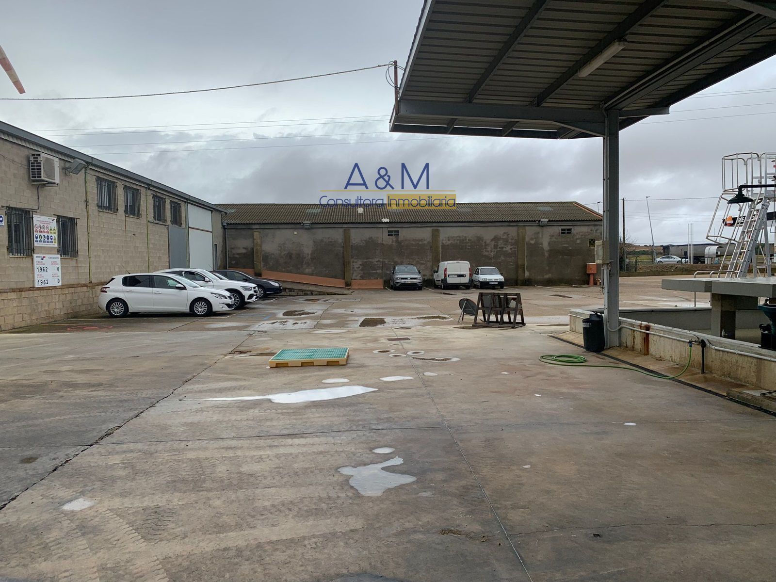 Vista exterior de Nau industrial en venda en San Cristóbal de Entreviñas