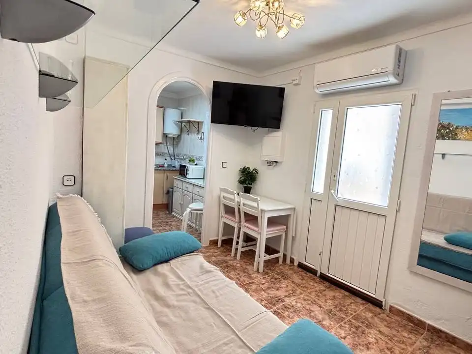Sala d'estar de Casa adosada en venda en Algarrobo amb Aire condicionat, Terrassa i Balcó