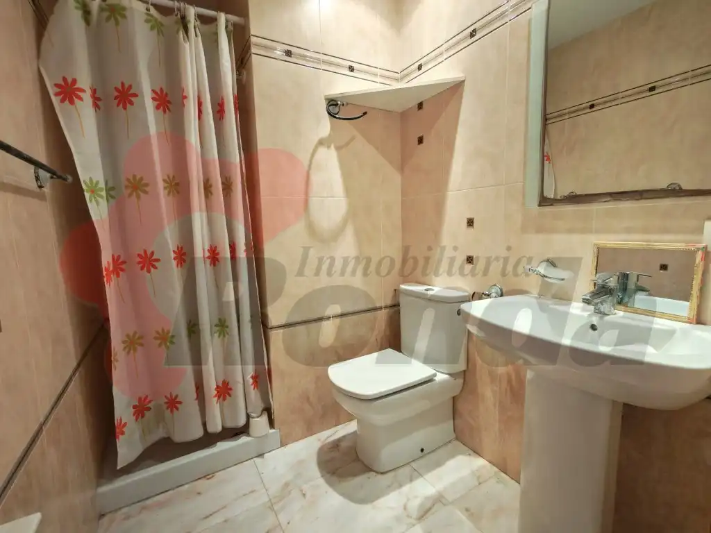 Bany de Apartament de lloguer en Lugo amb Moblat