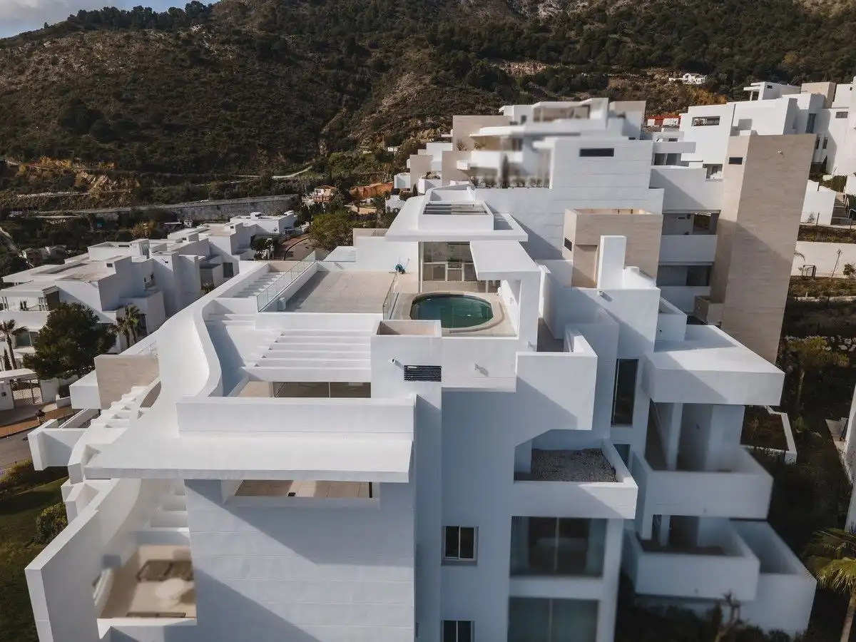 Vista exterior de Dúplex en venta en Marbella con Terraza y Piscina comunitaria