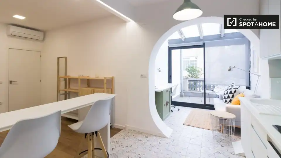 Estudi per a compartir en Barcelona amb Aire condicionat, Terrassa i Moblat
