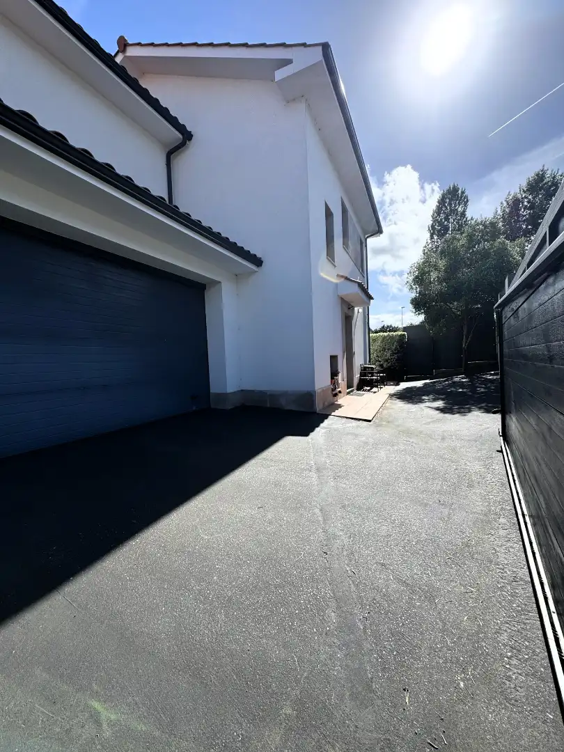 Vista exterior de Casa o xalet en venda en Avilés amb Calefacció, Jardí privat i Parquet