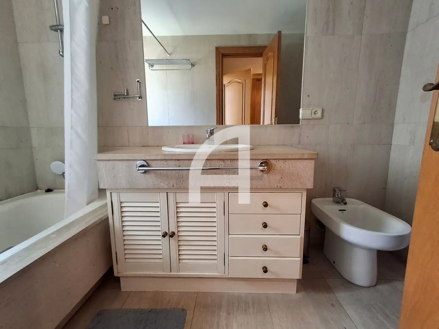 Bany de Pis de lloguer en Vigo  amb Calefacció, Parquet i Moblat