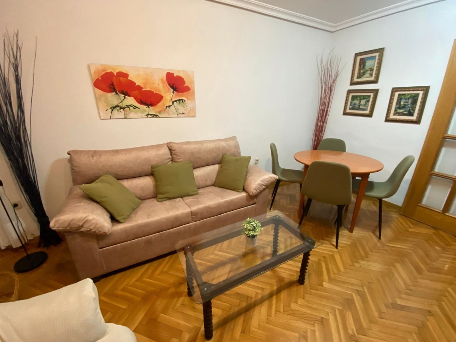 Sala d'estar de Apartament de lloguer en  Albacete Capital amb Calefacció, Parquet i Moblat